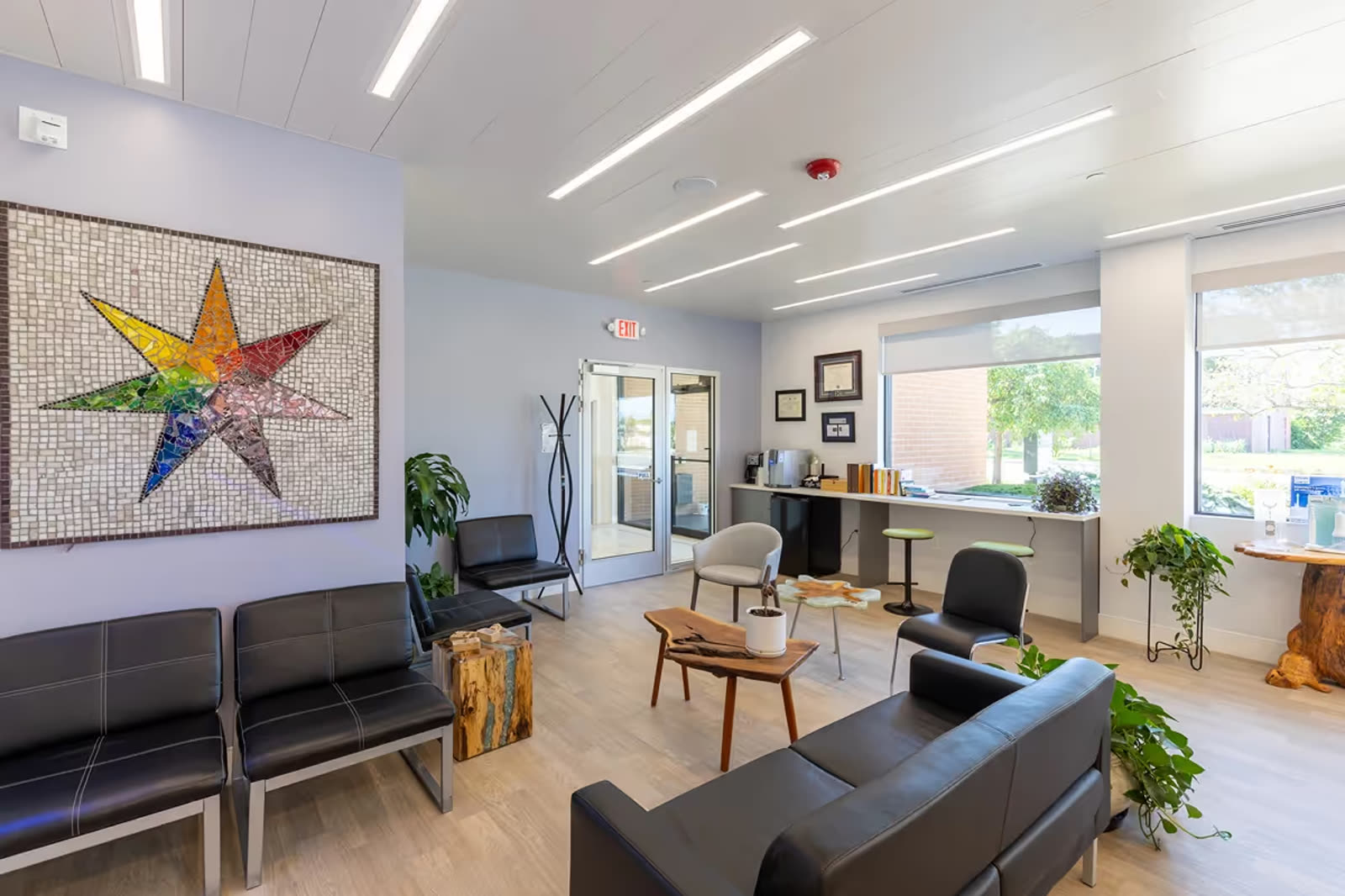 Operatory with natural light and modern finishes