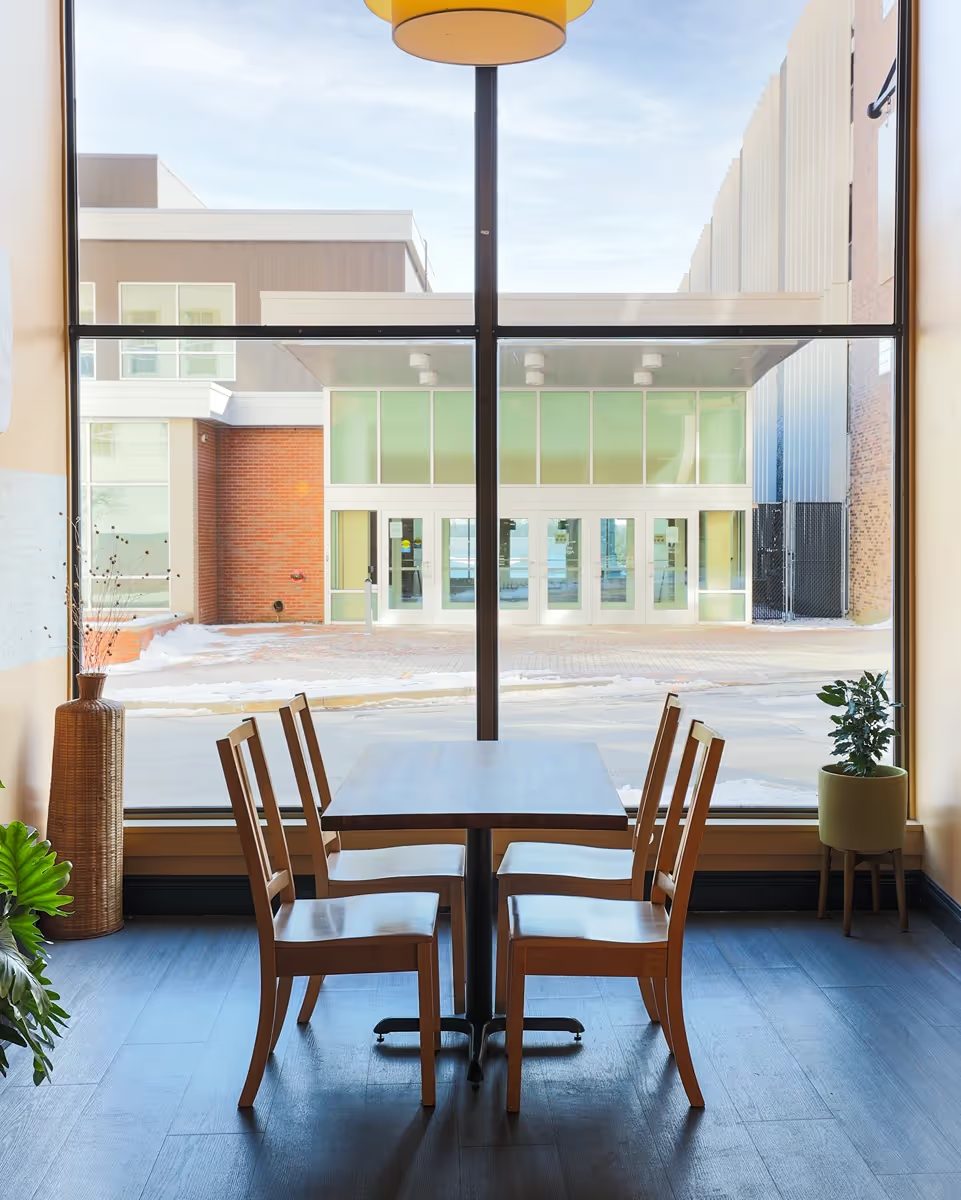 Window-side table with view to the courtyard